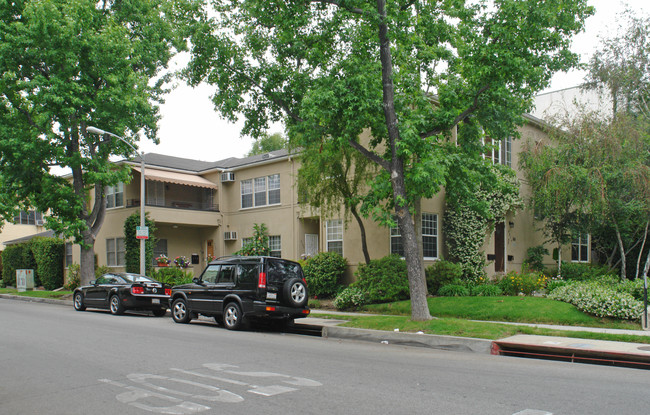 401 N Oakhurst Dr in Beverly Hills, CA - Building Photo - Building Photo