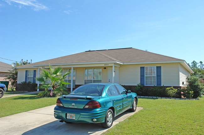 3757 GREEN BRIAR Cir in Gulf Breeze, FL - Foto de edificio - Building Photo