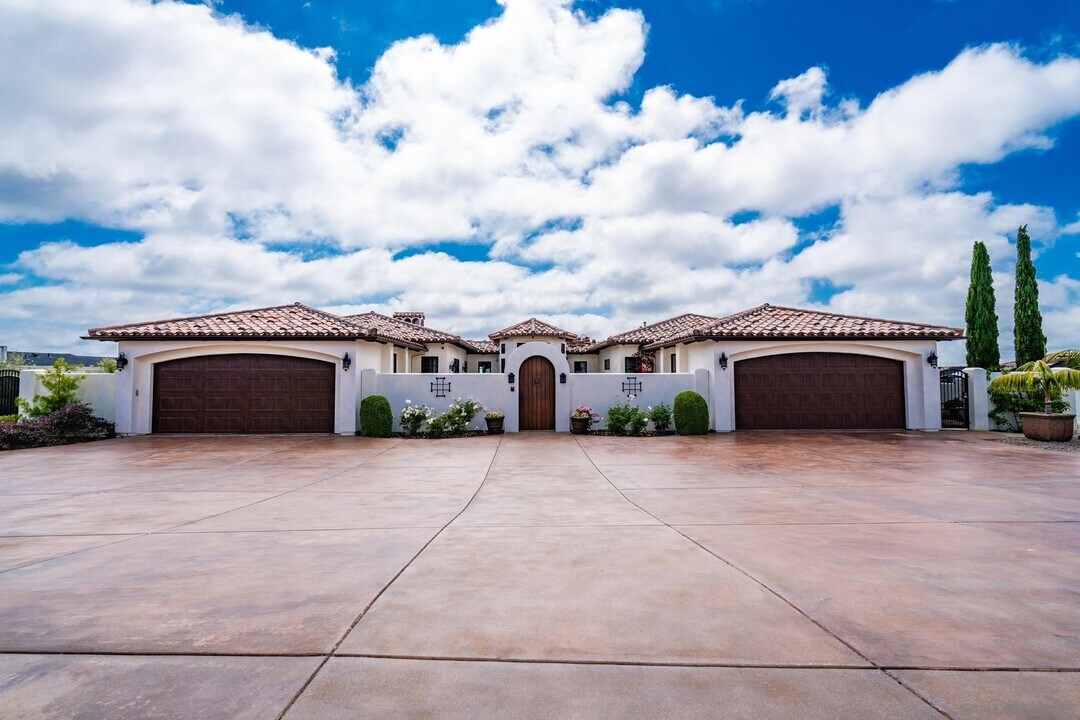 604 Camino De Orchidia in Encinitas, CA - Building Photo