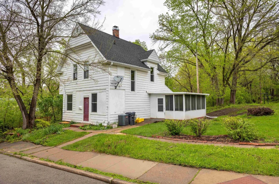48 Burns St in Dubuque, IA - Building Photo