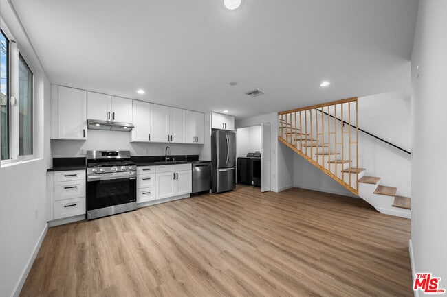 property at 1535-1534 N Kingsley Dr