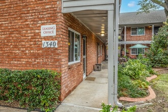Brookwood Apartments in Tulsa, OK - Building Photo - Building Photo