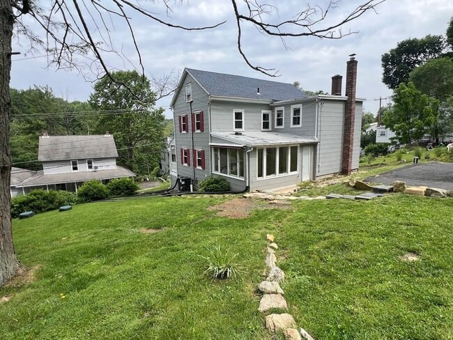 property at 292 N Galen Hall Rd
