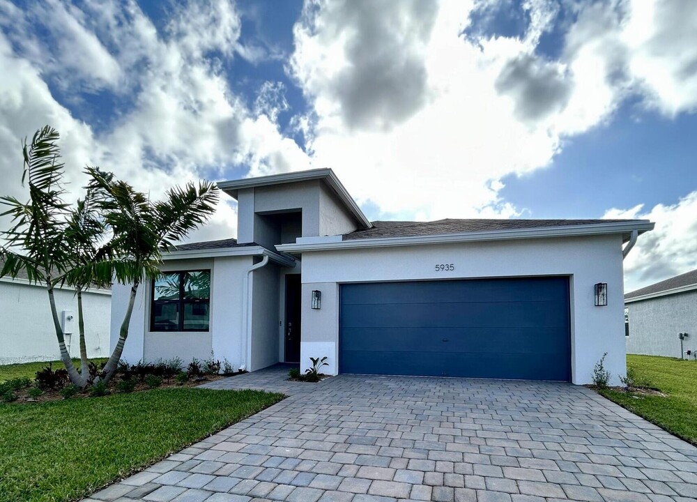 5935 SE Sky Blue Cir in Stuart, FL - Building Photo