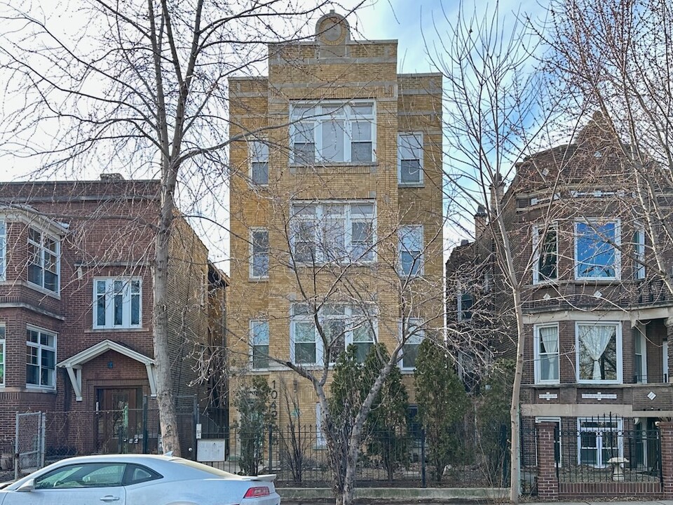 1042 N Kedzie Ave in Chicago, IL - Building Photo