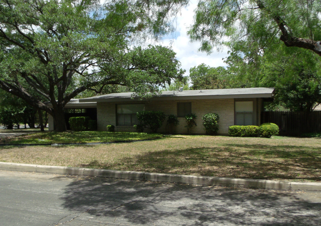 103 El Rancho Way in San Antonio, TX - Building Photo