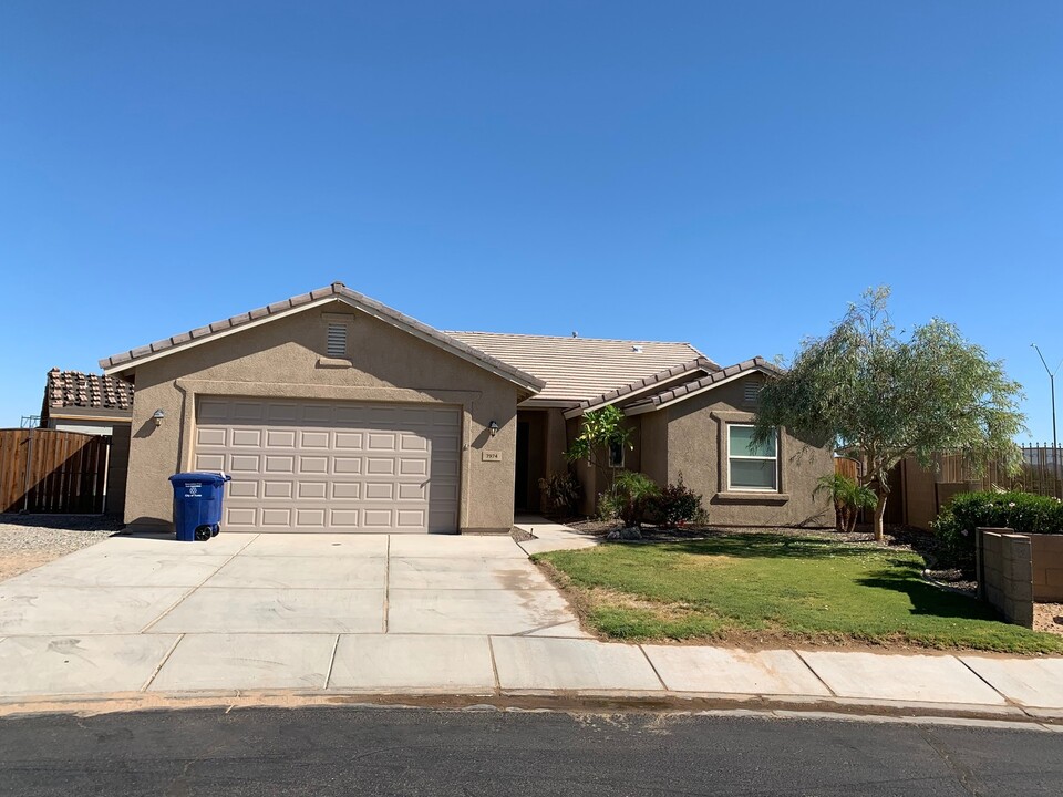 7974 E 38th Pl in Yuma, AZ - Building Photo