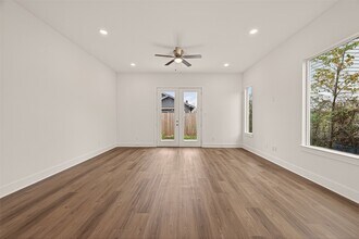 1502 Hussion St in Houston, TX - Building Photo - Building Photo