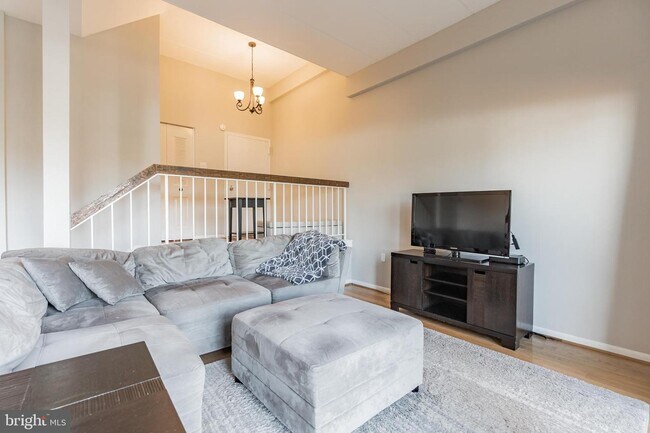 130 Roberts Ln, Unit 101 in Alexandria, VA - Building Photo - Building Photo