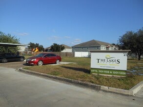 901 E Redbud Ave in McAllen, TX - Foto de edificio - Building Photo