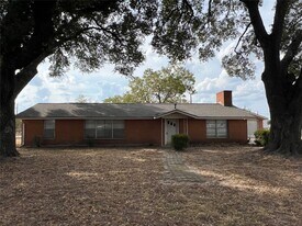 945 3rd St in Hempstead, TX - Building Photo