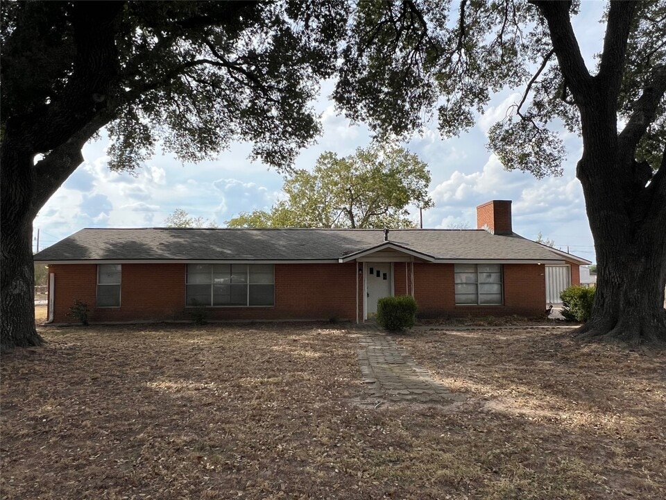 945 3rd St in Hempstead, TX - Building Photo