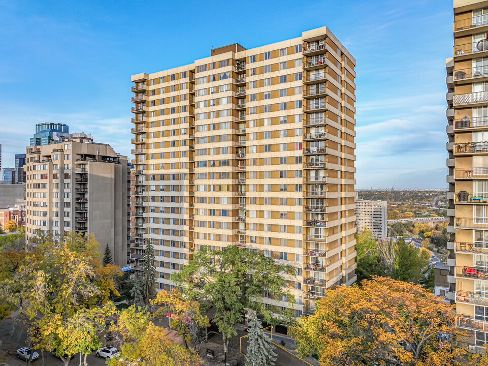 Hillside Estates in Edmonton, AB - Building Photo