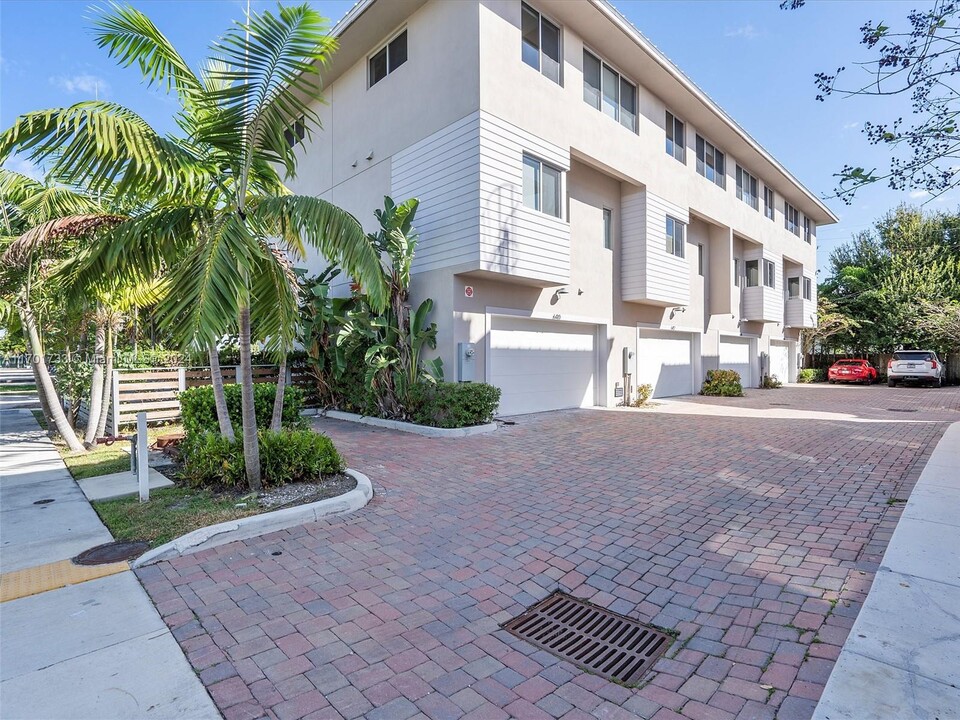 632 NE 12th Ave in Fort Lauderdale, FL - Building Photo