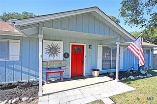 553 Scenic Dr in Canyon Lake, TX - Building Photo