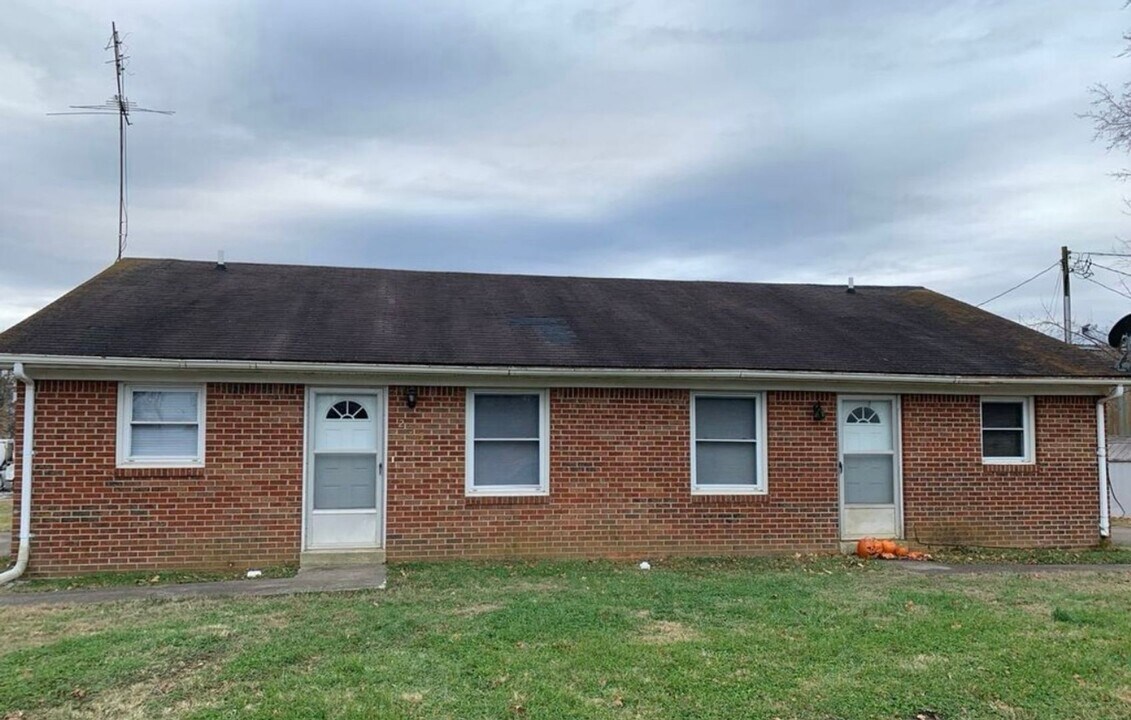 205 McCormick St in Auburn, KY - Building Photo