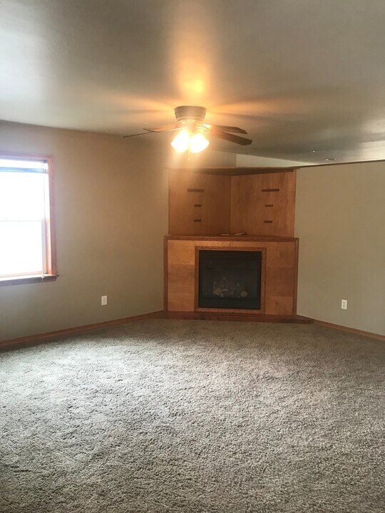 489 Woodman Dr in Belgrade, MT - Building Photo
