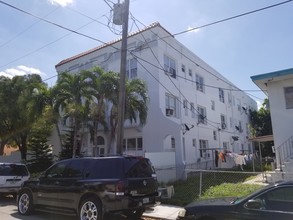 Laroche Apartments in Miami, FL - Building Photo - Primary Photo