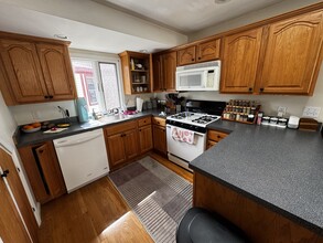 24 Burnham St, Unit 3 in Somerville, MA - Building Photo - Building Photo