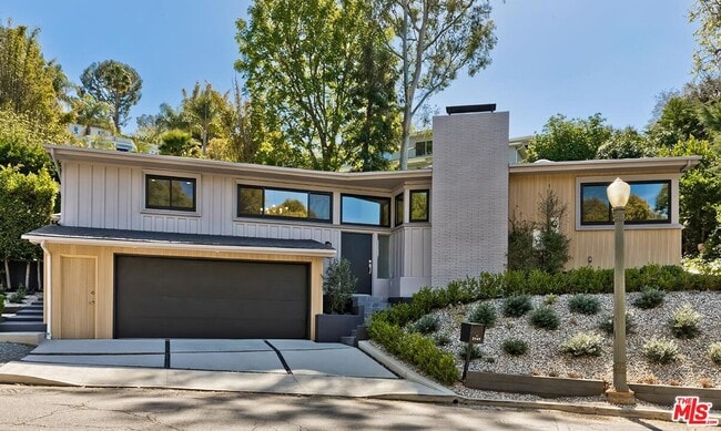 3141 Lake Hollywood Dr in Los Angeles, CA - Building Photo - Building Photo