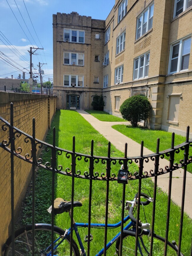 4414 N Whipple St, Unit 18-2 in Chicago, IL - Foto de edificio - Building Photo