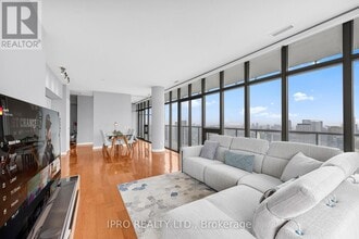 33-3933 Charles St E in Toronto, ON - Building Photo - Building Photo