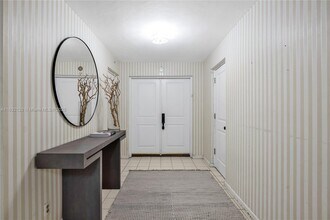 615 Ocean Dr in Key Biscayne, FL - Building Photo - Building Photo