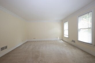 342 Regent Ct SW in Lilburn, GA - Building Photo - Building Photo