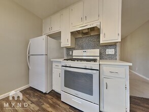 1010 N Meadows Dr in Austin, TX - Foto de edificio - Building Photo
