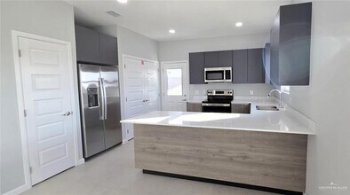 6 N Abbey Ave in Edinburg, TX - Building Photo - Building Photo