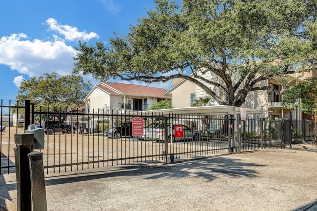 1818 Augusta Dr in Houston, TX - Building Photo - Building Photo