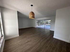 2487 Breakwater Cir in Sarasota, FL - Building Photo - Building Photo