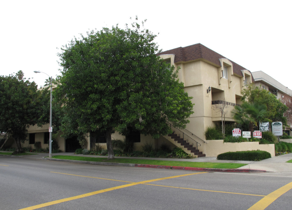 14359 Haynes St in Van Nuys, CA - Foto de edificio