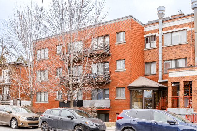 5887A Victoria Av