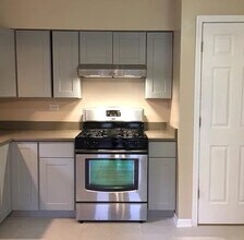140 Mayflower Pl in Wheaton, IL - Building Photo - Building Photo