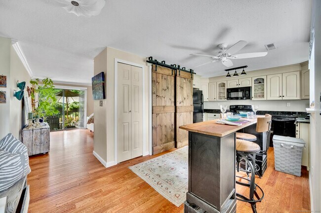 74 Hollister Way S in Glastonbury, CT - Building Photo - Building Photo