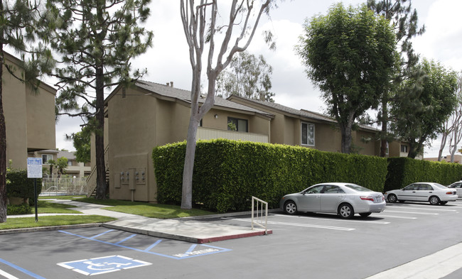 Sunrise Apartments in Orange, CA - Foto de edificio - Building Photo