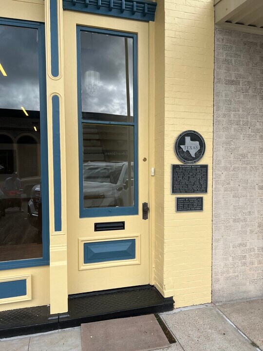 1004 Milam St in Columbus, TX - Foto de edificio