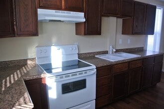 617 11th St NW in Minot, ND - Building Photo - Building Photo