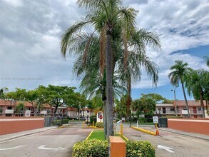 905 NE 209th St in Miami, FL - Building Photo - Building Photo