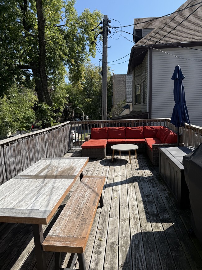 2455 N Sawyer Ave, Unit 2 in Chicago, IL - Foto de edificio - Building Photo