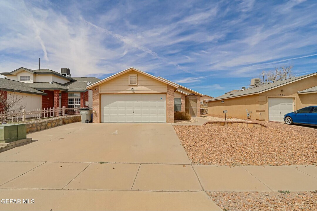 5701 Michael P Anderson Ln in El Paso, TX - Building Photo