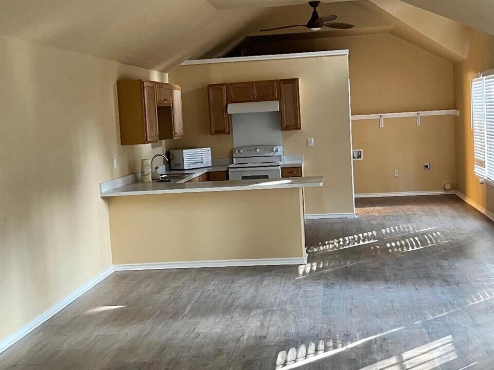 108 S Shore Rd in Bastrop, TX - Building Photo