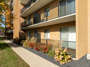 Brant Manor Apartments in Brantford, ON - Building Photo - Building Photo