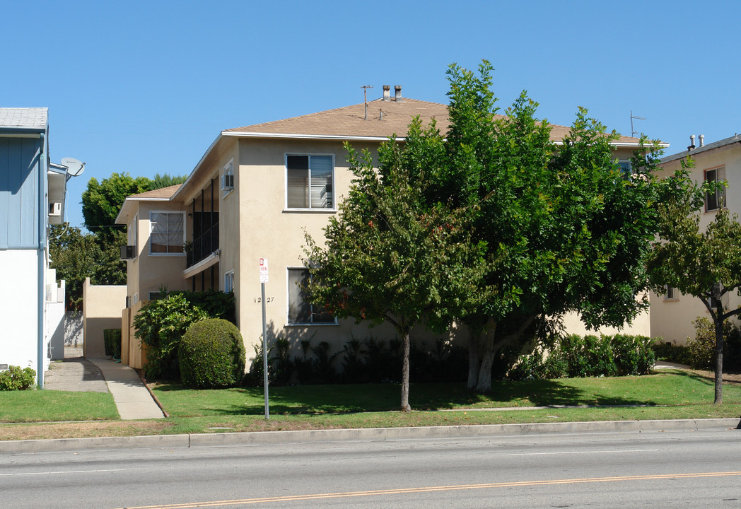 12827 Burbank Blvd in Valley Village, CA - Foto de edificio