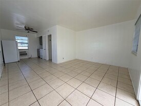1723 Moffett St in Hollywood, FL - Building Photo