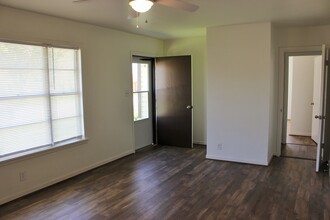 204 Cornish Dr in Brenham, TX - Foto de edificio - Building Photo