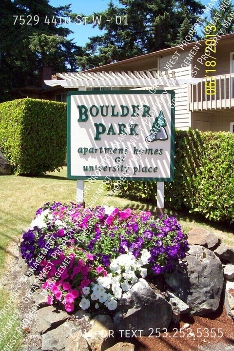 7529 44th St W-Unit -01 in University Place, WA - Foto de edificio