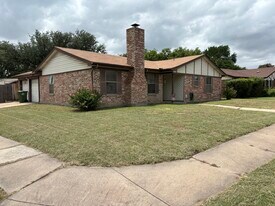 6217 Skylark Ln in Watauga, TX - Building Photo