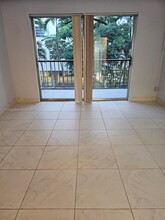 1250 NE 125th St in North Miami, FL - Foto de edificio - Building Photo